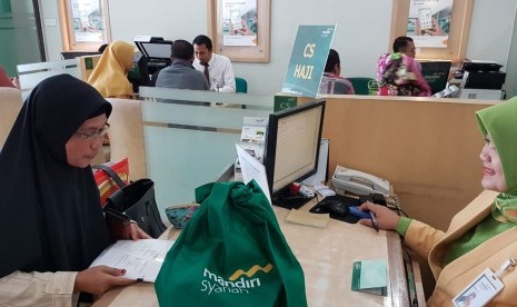 Nasabah Mandiri Syariah melakukan pelunasan BPIH di kantor cabang. 