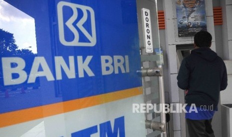 Nasabah melakukan tansaksi menggunakan mesin ATM Bank BRI di Jakarta, Senin (13/6). (Republika/Agung Supriyanto)