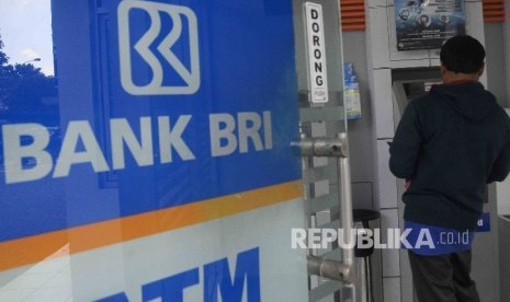 Nasabah melakukan tansaksi menggunakan mesin ATM Bank BRI di Jakarta, Senin (13/6). (Republika/Agung Supriyanto)