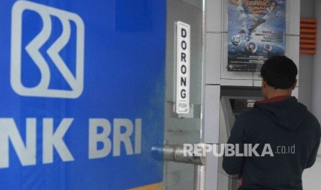 Nasabah melakukan tansaksi menggunakan mesin ATM Bank BRI di Jakarta, Senin (13/6). (Republika/Agung Supriyanto)