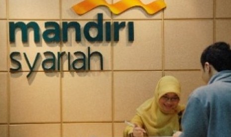 Nasabah melakukan transaksi di salah satu cabang Bank Mandiri Syariah di Jakarta.