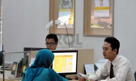 Nasabah melakukan transaksi di salah satu cabang Bank Mandiri Syariah di Jakarta,Kamis (18/9).(Prayogi/Republika)