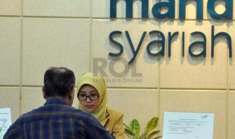 Nasabah melakukan transaksi di salah satu cabang Bank Mandiri Syariah di Jakarta,Kamis (18/9).(Prayogi/Republika)