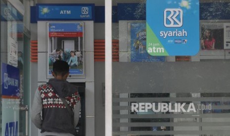 Nasabah melakukan transaksi melalui ATM BRI Syariah di Jakarta (ilustrasi)