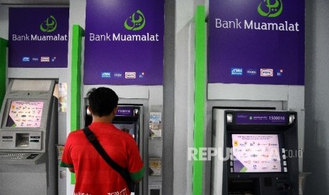  Nasabah melakukan transaksi menggunakan mesin ATM Bank Muamalat di Jakarta, Ahad (14/5) (ilustrasi) 