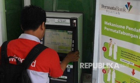 Nasabah melakukan transaksi menggunakan mesin ATM Bank Permata.(Republika/Agung Supriyanto)