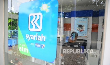  Nasabah melakukan transaksi menggunakan mesin ATM di Bank BRI Syariah, Jakarta, Ahad (2/4). 