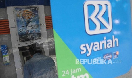 Nasabah melakukan transaksi menggunakan mesin ATM di Bank BRI Syariah, Jakarta, Ahad (8/5). (Republika/Agung Supriyanto)