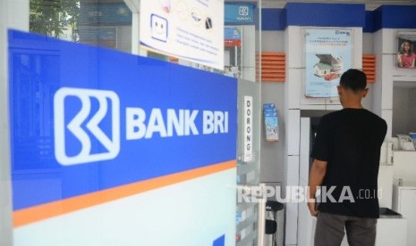 Nasabah melakukan transaksi menggunakan mesin ATM di Bank BRI Syariah, Jakarta, Ahad (2/4).