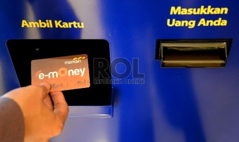  Nasabah membeli kartu e-money menggunakan e-money vending machine di Bank Mandiri, Jakarta, Selasa (24/3).