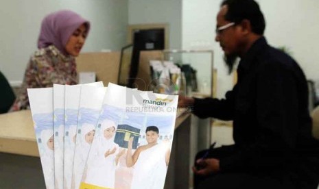  Nasabah mendaftar tabungan haji di Mandiri Syariah, Jakarta Pusat, Kamis (2/9). (Republika/ Yasin Habibi)