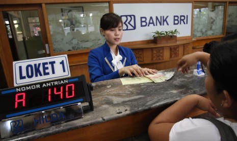 Nasabah mendapatkan pelayanan dari petugas di Kantor Cabang PT Bank Rakyat Indonesia.