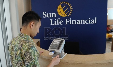 Nasabah mengambil nomer antrean di kantor Pusat Sunlife, Jakarta, Selasa (30/6).