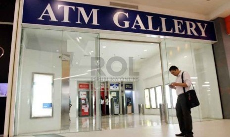 Nasabah mengambil uang dari Anjungan Tunai Mandiri (ATM) di ATM Gallery, Jakarta, Selasa (16/9). (Republika/ Yasin Habibi)