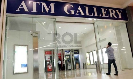 Nasabah mengambil uang dari Anjungan Tunai Mandiri (ATM) di ATM Gallery, Jakarta, Selasa (16/9). (Republika/ Yasin Habibi)