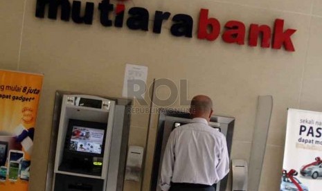  Nasabah mengambil uang di ATM Kantor Bank Mutiara Pusat, Jakarta, Senin (15/9).(Republika/ Yasin Habibi).