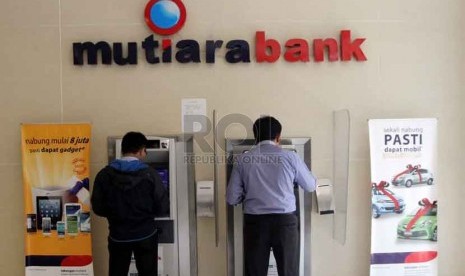  Nasabah mengambil uang di ATM Kantor Bank Mutiara Pusat, Jakarta, Senin (15/9).(Republika/ Yasin Habibi).