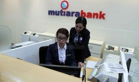  Nasabah mengambil uang di ATM Kantor Bank Mutiara Pusat, Jakarta, Senin (15/9).(Republika/ Yasin Habibi).