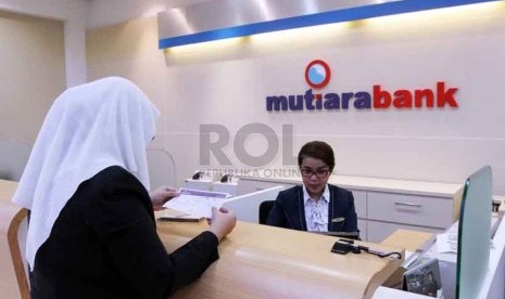  Nasabah mengambil uang di ATM Kantor Bank Mutiara Pusat, Jakarta, Senin (15/9).(Republika/ Yasin Habibi).