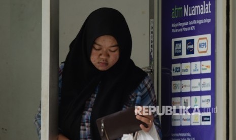  Nasabah menggunakan anjungan tunai mandiri (ATM) Bank Muamalat. (Ilustrasi)