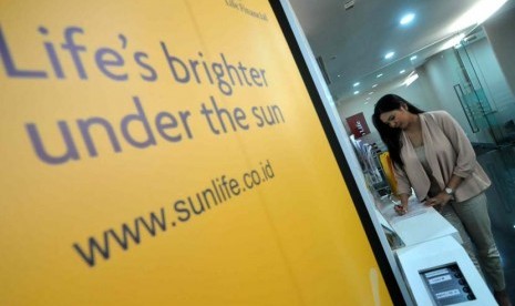 Nasabah mengisi aplikasi di kantor layanan Sun Life Financial Syariah, Jakarta, Senin (19/5).Pionir industri asuransi syariah tanah air, Sun Life, berkomitmen bukan hanya menghadirkan inovasi dan layanan produk asuransi berbasis syariah terlengkap, tapi juga mendorong peningkatan literasi asuransi syariah di Indonesia. Sun Life menggelar kegiatan sosialisasi terkait asuransi syariah dan silaturahmi bersama 20 ulama dayah dan puluhan tokoh ekonomi syariah di Aceh.