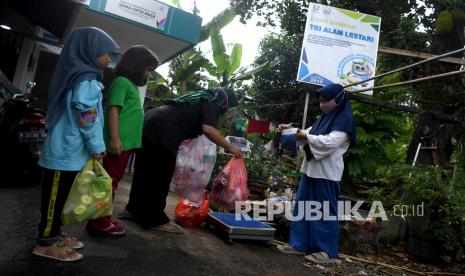 Nasabah menimbang sampah di Bank Sampah Tri Alam Lestari, Pesanggrahan, Jakarta Selatan, Sabtu (5/6/2021). Keberadaan bank sampah yang tersebar di berbagai wilayah di Jakarta diharapkan mampu menangani persoalan sampah Ibu Kota.