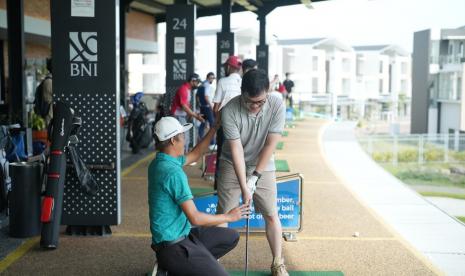 Nasabah milenial BNI Emerald tengah berlatih driving dalam acara Emerald Golf Clinic Gen 2.0 di Sedayu Indo Golf Pantai Indah Kapuk, Sabtu (24/9/2022).