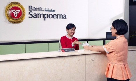 Nasabah sedang melakukan transaksi di Bank Sampoerna.