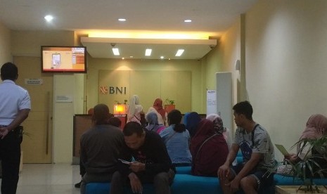 Nasabah sedang mengantri di BNI Kantor Cabang Ternate. BNI di Provinsi Sulawesi Utara dan Maluku Utara tetap beroperasi secara normal di pasca gempa bumi Kamis (14/11) malam.