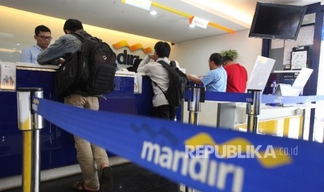 Nasabah tengah menyetor uang di cabang Bank Mandiri Pertamina UPMS III, Jakarta, Rabu (28/6).