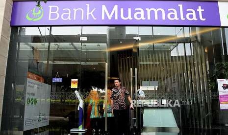 Nasabah usai melakukan tansaksi di kantor pusat Bank Muamalat, Jakarta, Selasa (9/10). PT Bank Muamalat Tbk menargetkan total Dana Pihak Ketiga (DPK) tahun ini sebesar 10 persen. Salah satu strateginya dengan memperkuat produk tabungan haji dan umrah.