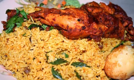 Jejak Historis Kuliner Negeri-Negeri Muslim. Nasi biryani khas Arab dengan ayam.