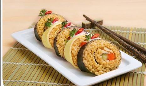 Nasi goreng sushi bumbu kecap. 