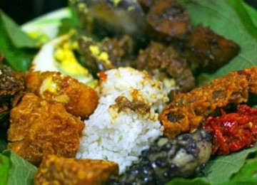 Nasi Jamblang khas Cirebon, Jawa Barat.