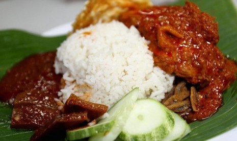 Nasi putih dan lauknya.