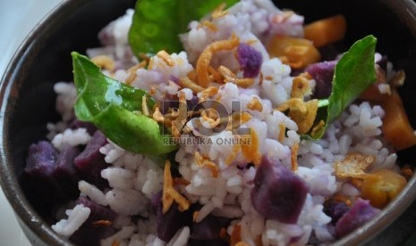 Nasi sela, kuliner khas Bali yang menggabungkan nasi bumbu dengan ubi ungu.