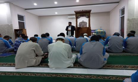 Nasihat Bagi Petugas Haji yang Melayani Jamaah. Foto: Panitia penyelenggara ibadah haji (PPIH) Arab Saudi bidang kesehatan mengikuti tausiyah dengan khidmat selama tiga hari sejak tanggal 10-12 Mei  di Masjid Lakespra dr Saryanto.