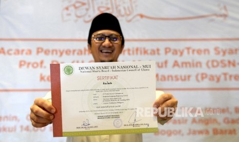 nasional (VSI) atau PayTren, Yusuf Mansur menunjukan Sertifikat Syariah DSN- MUI usai penyerahan oleh Ketum MUI Maruf Amin di Bogor, Jawa Barat, Senin (7/8). 