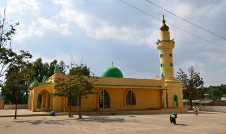 Nasjid Negashi yang berdiri di tengah pemukiman pertama Muslim di dunia yang terletak di Ethiopia.