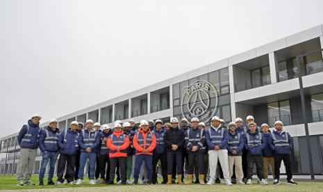 Nasser Al Khelaifi dan para pemain PSG mengunjungi markas latihan klub yang baru.