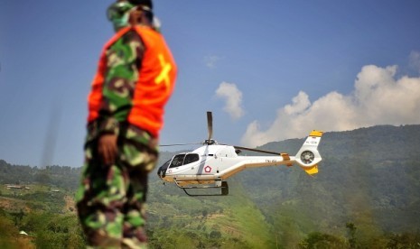 Tim SAR Nasional ditarik dari evakuasi Sukhoi Superjet 100 di Gunung Salak. Hanya 10 persennya melanjutkan tugas, khususnya pencarian FDR.  