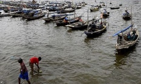 Nelayan dari Indramayu bersedia melaut ke Natuna selama pemerintah menjamin keamanan dan mempermudah perizinan.