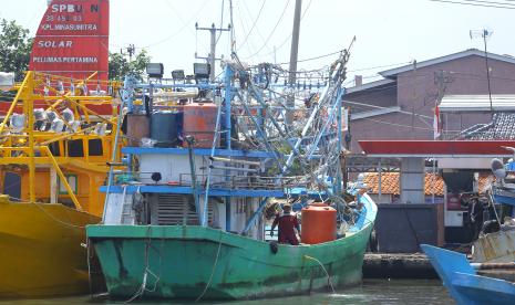 Nelayan berada di atas kapal saat antre untuk membeli solar di SPBN Karangsong, Indramayu, Jawa Barat, Kamis (4/11/2021). Nelayan setempat mengaku mulai sulit mendapat BBM dan harus antre beberapa hari di SPBN terimbas naiknya harga solar industri dari harga Rp9.500 menjadi Rp11.000 per liter.