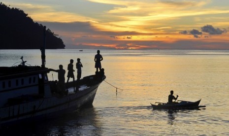 Nelayan beraktivitas di Pelabuhan Tahuna, Kelurahan Tidore, Tahuna Timur, Kepulauan Sangihe, Sulawesi Utara.