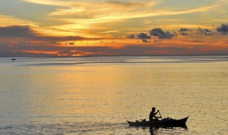 Nelayan beraktivitas di Pelabuhan Tahuna, Kelurahan Tidore, Tahuna Timur, Kepulauan Sangihe.