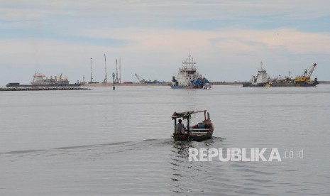 Nelayan berlayar di kawasan Pelabuhan Muara Angke, Penjaringan, Jakarta Utara, Selasa (12/4). (Republika/Yasin Habibi)