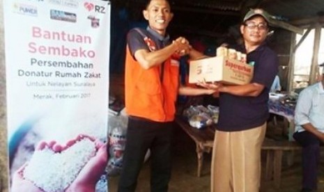 Nelayan Cilegon mendapatkan bantuan sembako dari Rumah Zakat.