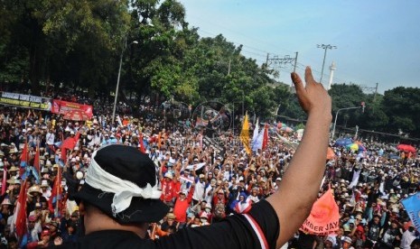 Nelayan dari berbagai daerah mengikuti aksi di depan Kantor Kementerian Kelautan dan Perikanan, Jakarta, Kamis (26/2).