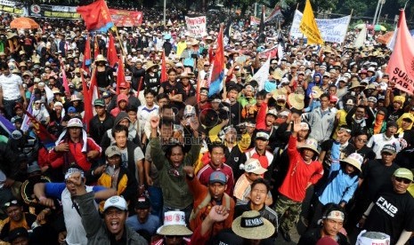 Nelayan dari berbagai daerah mengikuti aksi di depan Kantor Kementerian Kelautan dan Perikanan, Jakarta, Kamis (26/2).