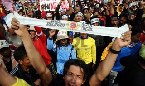 Nelayan dari berbagai daerah mengikuti aksi di depan Kantor Kementerian Kelautan dan Perikanan, Jakarta, Kamis (26/2).